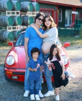 钟嘉欣第三胎产女，亲吻女儿甜喊：迎来一家五口