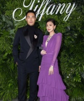 贾静雯穿深V裙秀身材，戴38克拉宝石脖子太重，回应女儿晒性感照