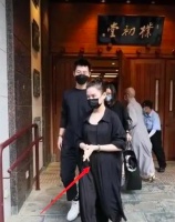 何超莲疑似怀孕，穿紧身衣孕肚大到遮不住，窦骁豪门女婿坐稳了！