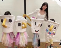 李靓蕾近况曝光，与儿女一起做手工，同框画面十分温馨