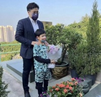 霍启刚带儿子拜祭霍英东，感谢爷爷教自己爱国，不见郭晶晶和女儿