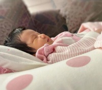 钟嘉欣诞下三胎小公主！晒一家五口叠手照片，曾表示生完三胎就封肚