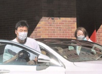 许志安郑秀文罕见同框现身街头，边走边聊互动亲密，感情稳定