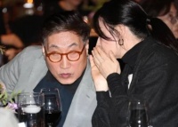 51岁李英爱近况曝光，一脸冻龄状态超好，与老公感情稳定恩爱如初