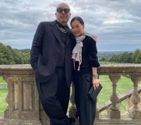 53岁彭羚近照曝光，一脸冻龄身材完美，笑容满面活出自信美