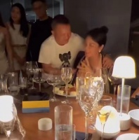 曾志伟拥吻26岁嫩模 事后回应不认识对方 亲吻是出于礼貌？