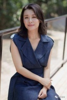 她25岁爱上大15岁导演，被抛弃后相亲嫁穷小子，如今过得怎样？