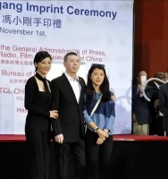 冯小刚一家三口定居美国洛杉矶，住500万美元豪宅，引起网友热议