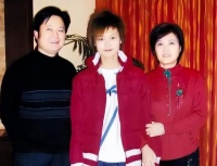 李宇春父亲回应女儿坐轮椅，没有网传严重，现在问题一点儿都没得