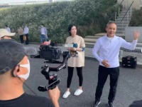 田朴珺陪大30岁老公工作！手拿剪子整理衣服，穿紧身裤秀一双细腿