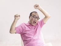 知名老戏骨大病后现身！身材消瘦双鬓斑白，20万手术费都付不起