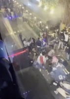 这个太地狱了，真坟头蹦迪。 一边死伤无数，一边歌舞升平