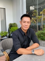 实力男星开百万豪车返港，吐槽停车费太贵，直言与内地差距大