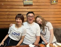 46岁马伊琍与富豪聚餐！靠男方怀里不避嫌，皮肤油亮一脸笑容