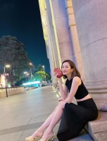 前TVB艺人沈卓盈与老公牵着儿子散步享家庭乐 穿短裤秀白滑大长腿