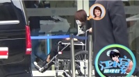 46岁马伊琍坐轮椅现身医院！拄拐杖脚绑固定器，走路不便一瘸一拐