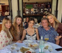 76岁史泰龙和结婚25年妻子被曝复合，曾将妻子头像换成狗，现感叹家人无价