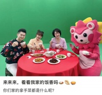 央视主持人鞠萍录节目！手端饭碗身形瘦一圈，56岁皮肤光滑不显老