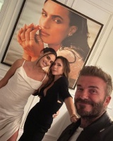 贝克汉姆夫妇带女儿参加朋友聚会  小七穿碎花连衣裙甜美可爱