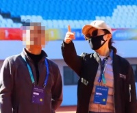 周涛担任安徽省运会导演，素颜出镜皮肤透亮，站台上挥舞双手跳舞