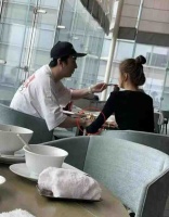 恭喜！王思聪前任甜仇官宣怀孕，目前已五个月，怀孕两个月才知道