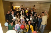 赵丽颖生日大合照曝光，家庭聚会气氛浓，来了很多熟悉的面孔