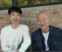 68岁陈佩斯罕见露面，胡子斑白满面红光，与儿子同框基因强大