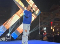 62岁齐秦现身商演捞金，身材发福肚腩明显，现场舞台简陋寒酸