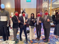 霍家三人外出，郭晶晶橡皮筋配红宝石，霍启刚发福，霍启山帅气