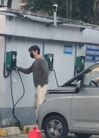 网友偶遇胡歌，1米85大高个偏偏开小车，反差感可爱吗？