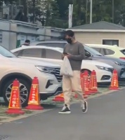 胡歌现身停车场给车充电！手拎塑料袋显低调，充电小车仅能坐两人