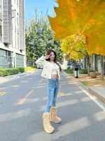 黄子韬带徐艺洋见家长！两人高调穿情侣装，女方贴心为黄妈妈夹菜