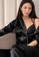 王紫璇半敞睡衣大秀身材！露内搭事业线抢镜，精致锁骨太迷人