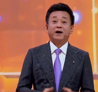 知名央视主持人朱军近况曝光！与好友看画展，面带笑容状态好