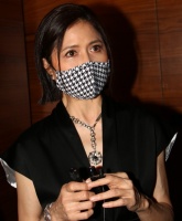 57岁邵美琪近况曝光，一脸冻龄状态回春，感情坎坷至今单身