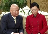牛莉全家照曝光，隐藏21年老公很富有，长相一言难尽，女儿像爸爸
