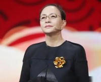 宋丹丹再带孙遛弯，孙子正面照首曝光，小家伙和爸爸堪比复制粘贴