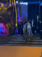 王思聪聚会结束走出酒吧，身边美女较劲，互相推挤争抢位置……