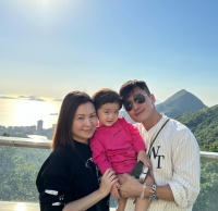 陈山聪携妻吃浪漫晚餐庆祝结婚3周年 搂着太太在漂亮夜景下合影