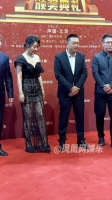 52岁闫妮 夫妻专业户同框，感觉气氛不太对啊飞天奖红毯