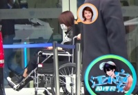 马伊琍坐轮椅现身医院，脚上加着固定器，保镖助理随伺仍神情落寞
