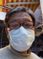 70岁李立群身体状况堪忧，在家裤子系两条腰带，出门连口罩都戴反