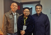 65岁葛优现身音乐活动，穿皮衣打扮时髦，一旁何冰化妆黑眼圈重