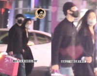 黄轩陪女友购物，两个人十指紧扣过马路，恋爱2年多爱的难舍难分