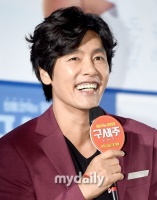 “金馆长”崔成国将结婚 新娘是小24岁圈外女性