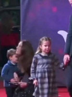 可爱的夏洛特小公主，看起来是个十分机灵的女孩……