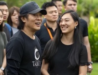 59岁李连杰近照曝光，病恹恹的模样不复存在，在国外养病效果显著