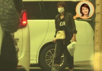 马伊琍受伤后仍不休！戴固定器与朋友聚餐，前夫文章高兴参加婚礼