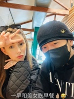 周杰伦夫妇一大早吃早餐享受独处 分享夫妻俩合影称赞太太为美女