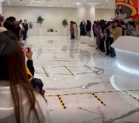 关晓彤穿短裙现身活动引围观！一双长腿白到发光，6个保镖围一圈